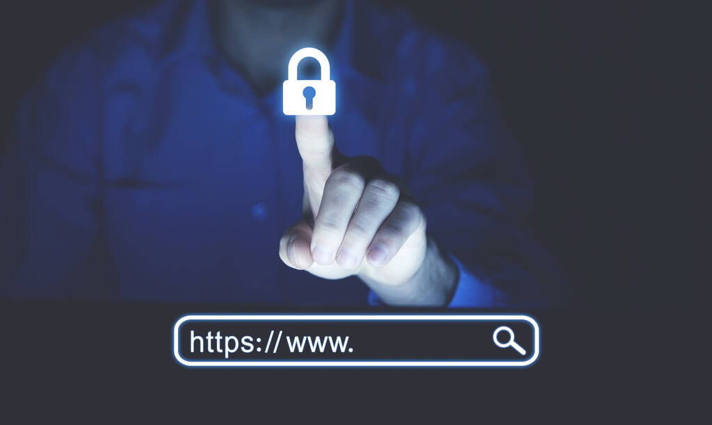 рука мужчины жмет на замок и SSL сертификат для интернет магазина от хостера